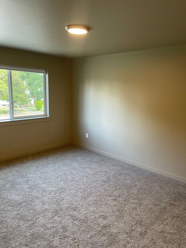 Building Photo - Three Bedroom Pet Friendly Townhouse!