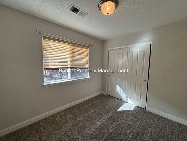 Building Photo - 1320 Thompson St