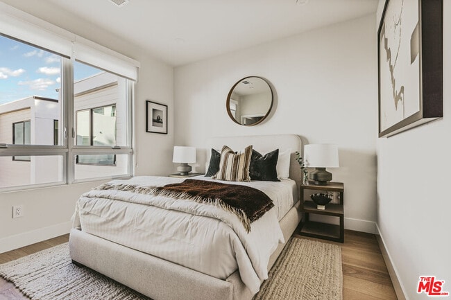 Building Photo - 3222 S Barrington Ave