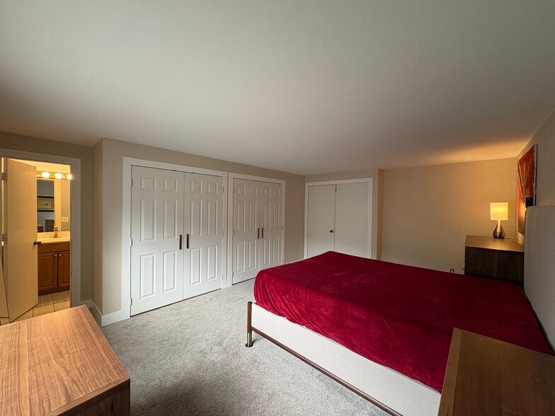 Building Photo - 5565 S Lansing Ct