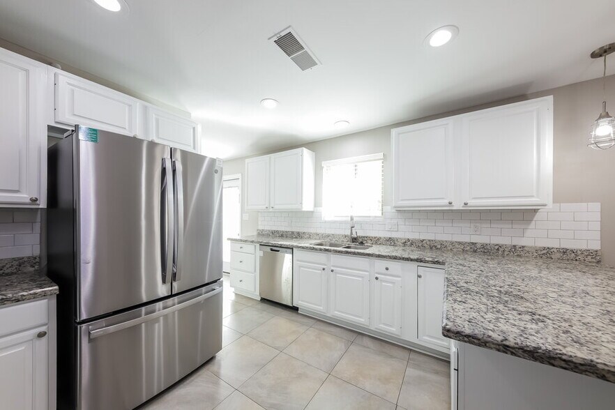 Building Photo - 14009 N 42nd Dr