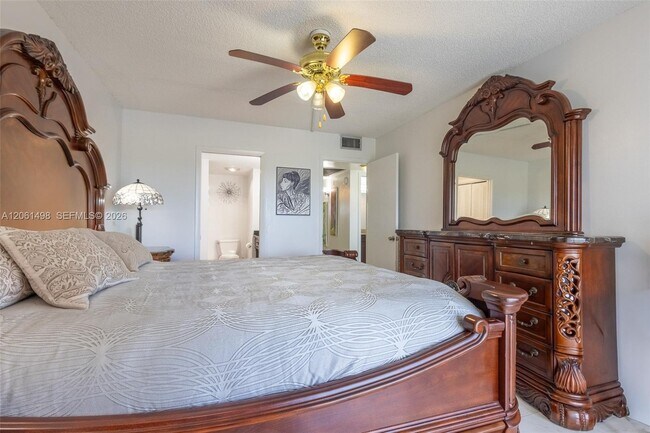 Building Photo - 3049 Wolverton C