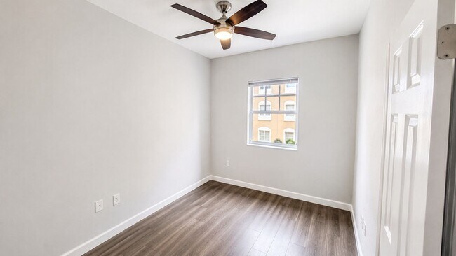 Building Photo - Annual 2/2 condo in luxury building downtown Sarasota!