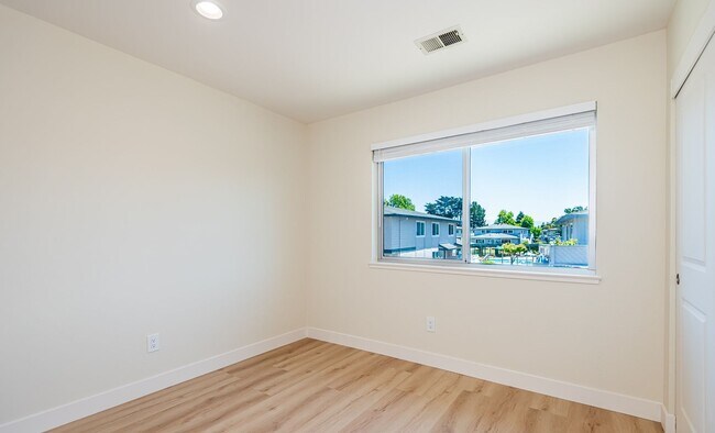 Building Photo - Soquel Knolls – Gorgeous Fully Remodeled 3BD / 1.5BA Second-Floor Condo