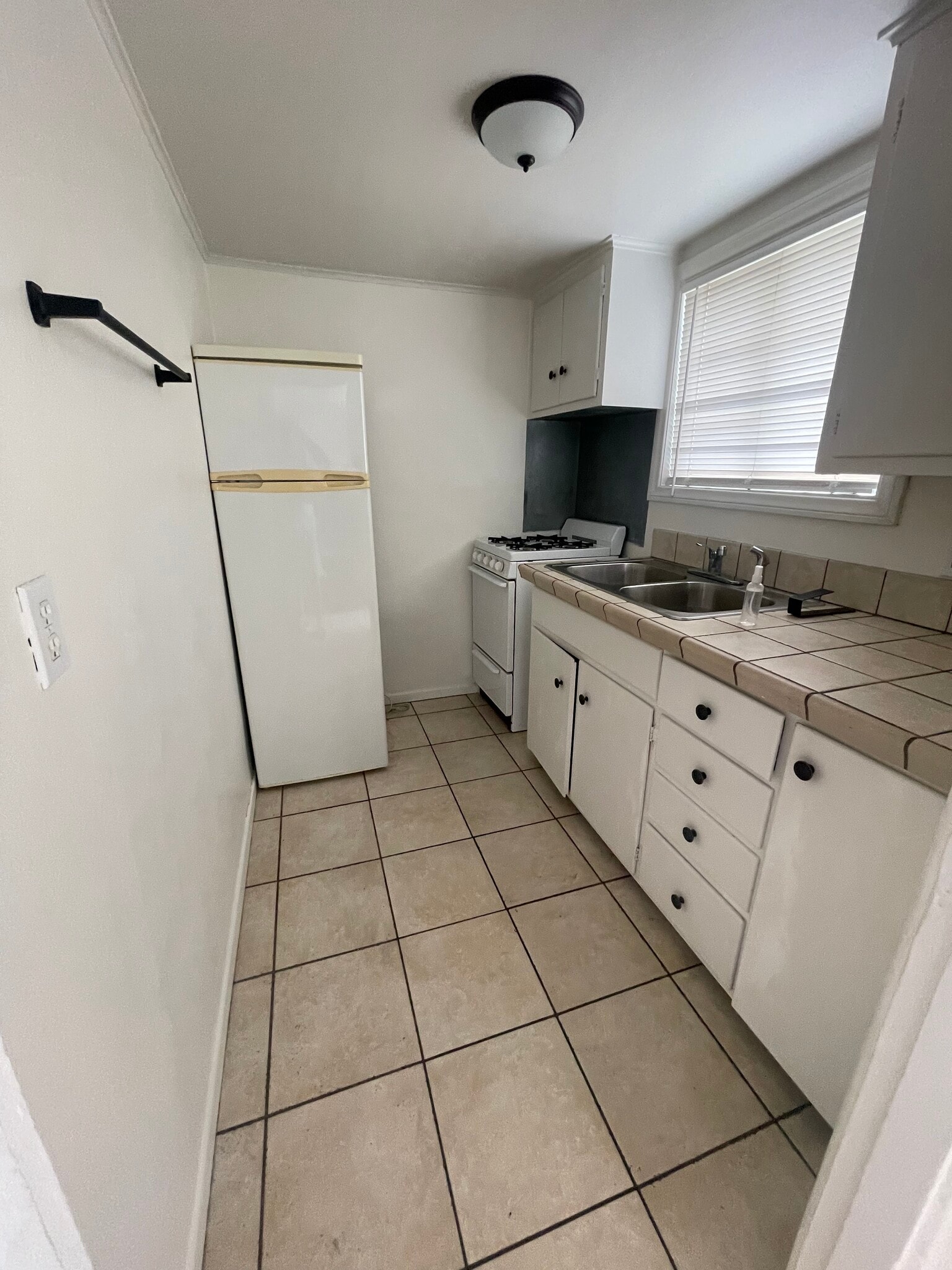 Full kitchen - 1131 E Whiting Ave