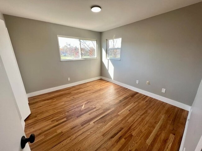 Building Photo - Charming, updated 2bdrm/1bth with full basement