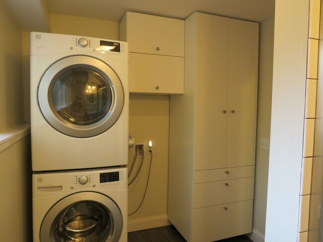 Building Photo - Bellevue Robinswood Mid Century 4bed/3bath Tri-Level $3800.00