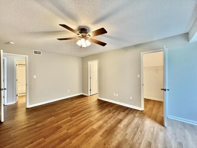 Building Photo - 3 BEDROOM CONDO IN TERRIFIC LOCATION!