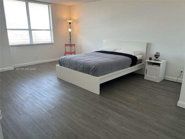 Building Photo - 1800 Collins Ave