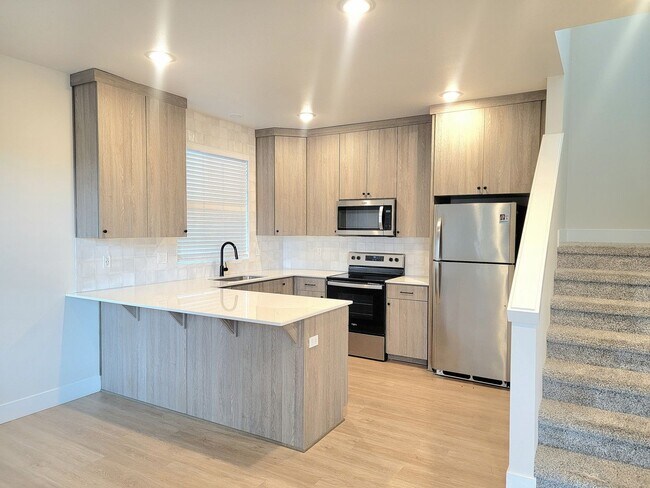 Building Photo - Modern Comfort in the Heart of SE Portland — 3 Bed, 2.5 Bath Home!