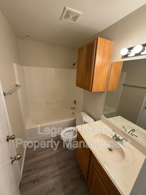 Building Photo - 641 WOODARD