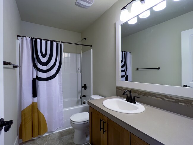 Building Photo - Exceptional 4 Bed + 2.5 Bath House ~  Beth...