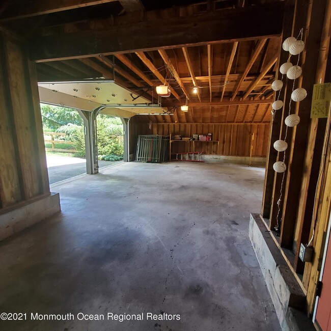 Building Photo - 16 E Larchmont Dr