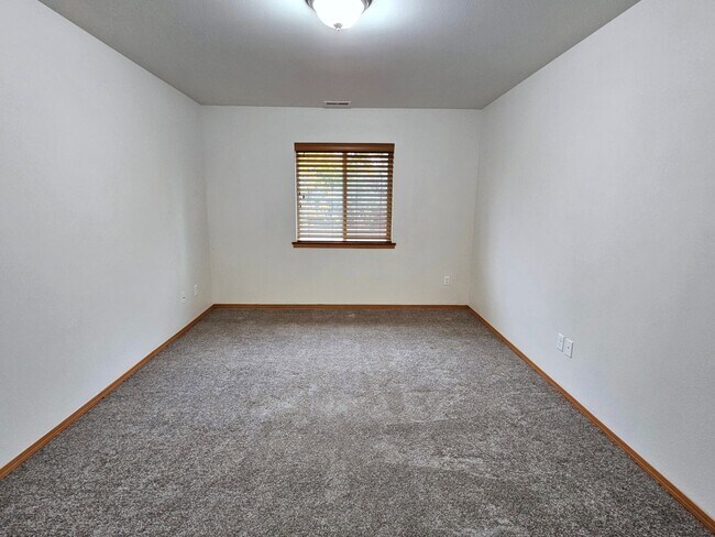 Building Photo - Open, One-Level Living- 4 Bedroom, 2.5 Bath Richland Home with Spacious Backyard