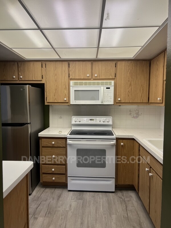 Building Photo - 3217 Glanzman Rd