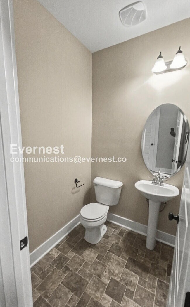 Building Photo - 4 Bed, 2.5 Bath Home with Garage / Pet-Friendly / Available Now!