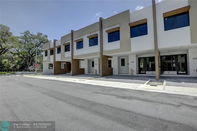 Building Photo - 4141 S oaks Pl