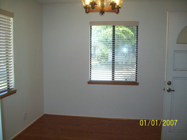 Building Photo - 3 BEDROOM, 1 BATH ON TREE LINED STREET