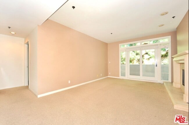 Building Photo - 2222 Beachwood Dr