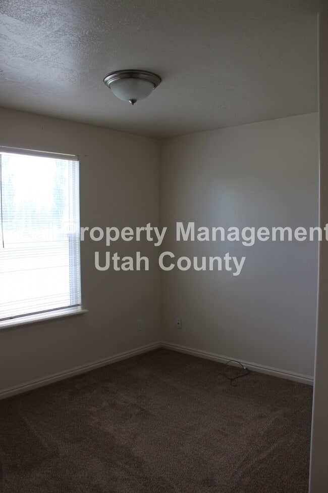 Building Photo - Updated home in Saratoga Springs