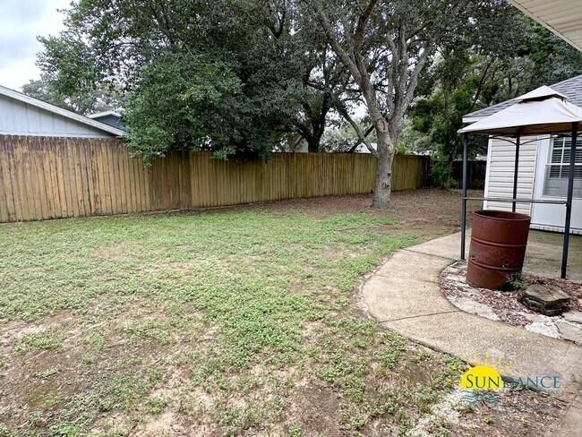 Building Photo - Pet Friendly Charming 3-Bedroom Home in Navarre!
