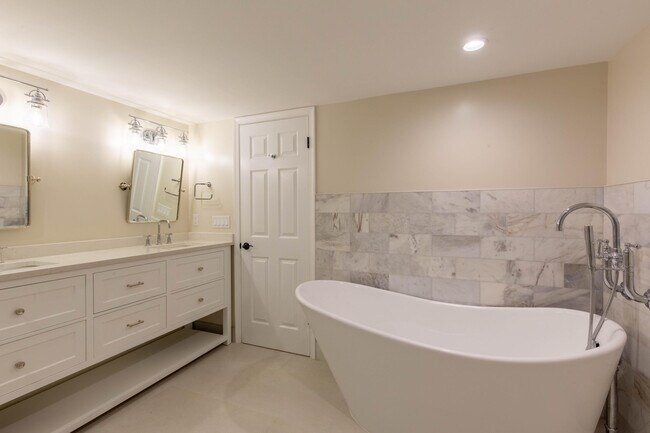 Building Photo - 13400 Polo Rd W