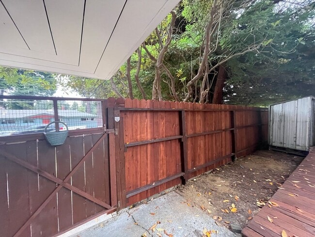 Building Photo - Charming Pet Friendly, 3-Bedroom 1-Bath, p...