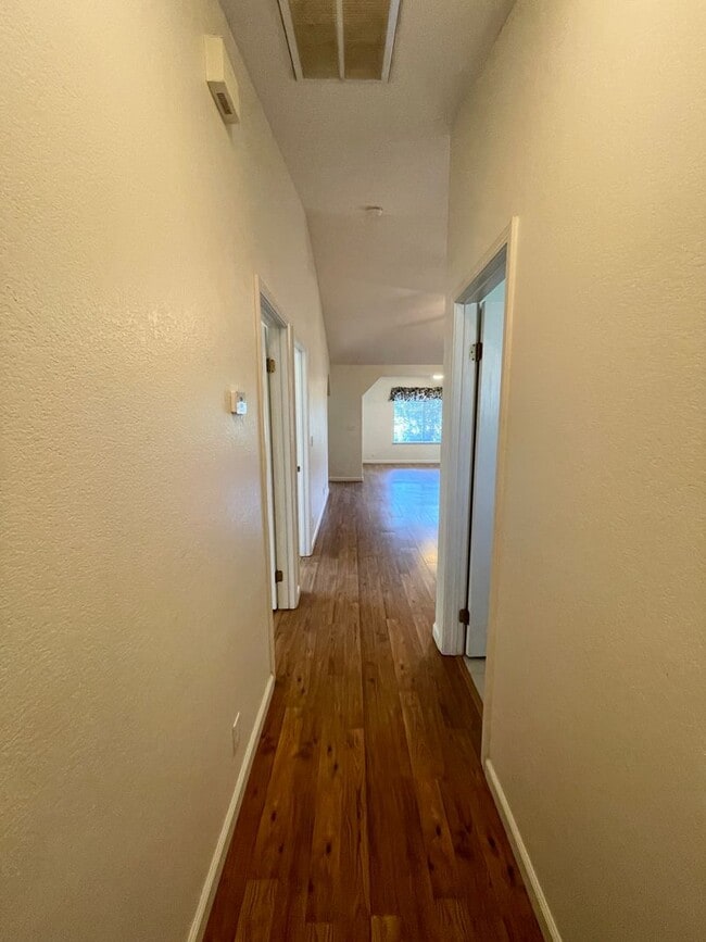 Building Photo - Beautiful 3 Bedroom 2 Bath Single Family H...