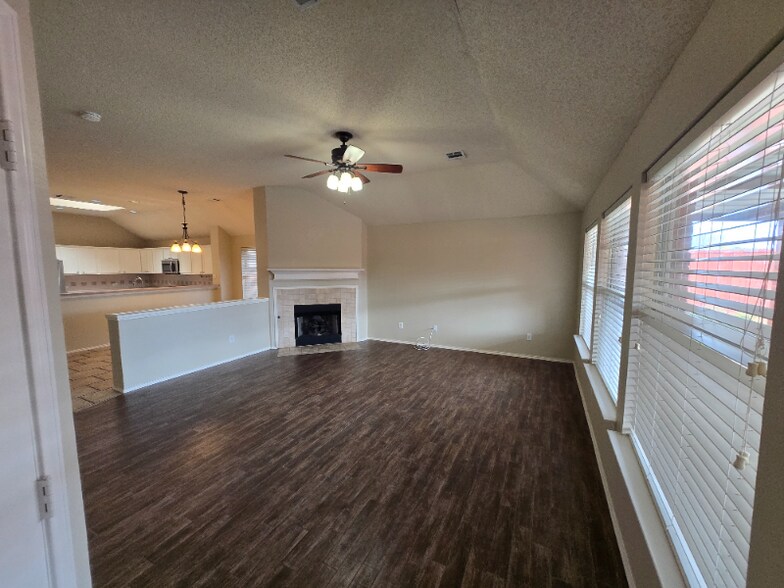 Building Photo - 2820 Golden Meadow Ave