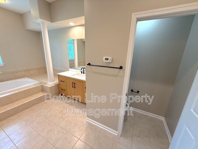 Building Photo - 15007 Skypark Dr