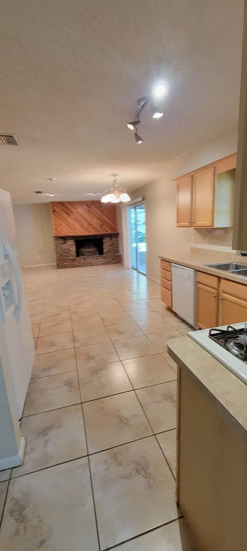 Building Photo - 2220 NW 14th Ave