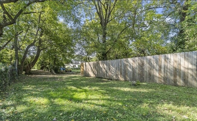 Building Photo - STUNNING