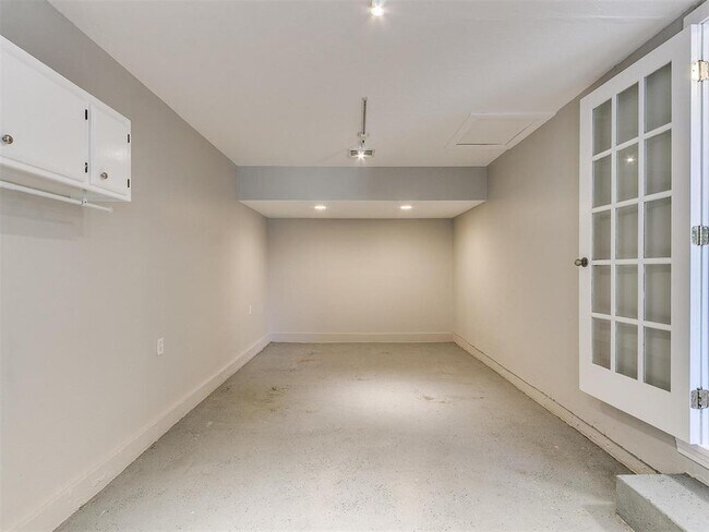 Building Photo - 122 S Sherry Ave