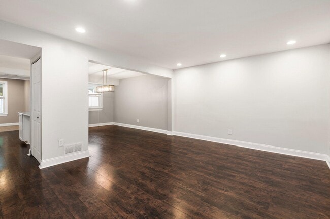 Building Photo - 6420 Thomas Paine Ct