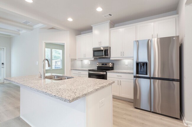 Building Photo - Gorgeous 4/3 w/ 2-Car Garage in New Hawthorne Station Subdivision in College Park!