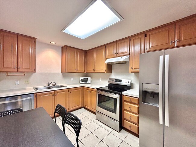 Building Photo - Charming 1/BR 1/BA + Den in a Private, Pea...