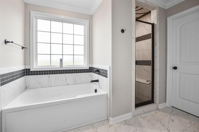Building Photo - Pet Friendly Four Bedroom with Bonus!
