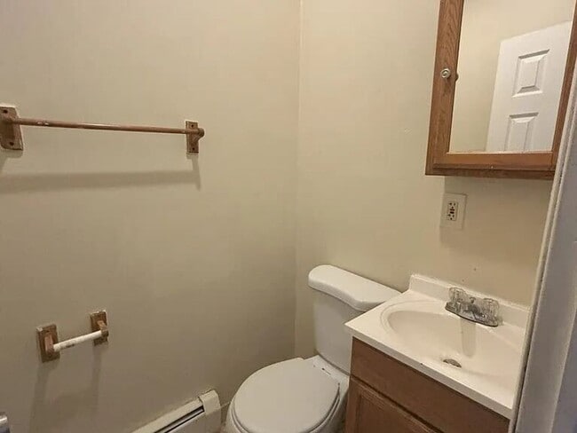 Building Photo - Spacious 4-bedroom house