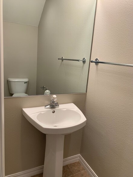 Building Photo - 9613 NW Miller Hill Dr
