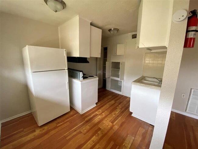 Building Photo - 5610 Royal Palms St