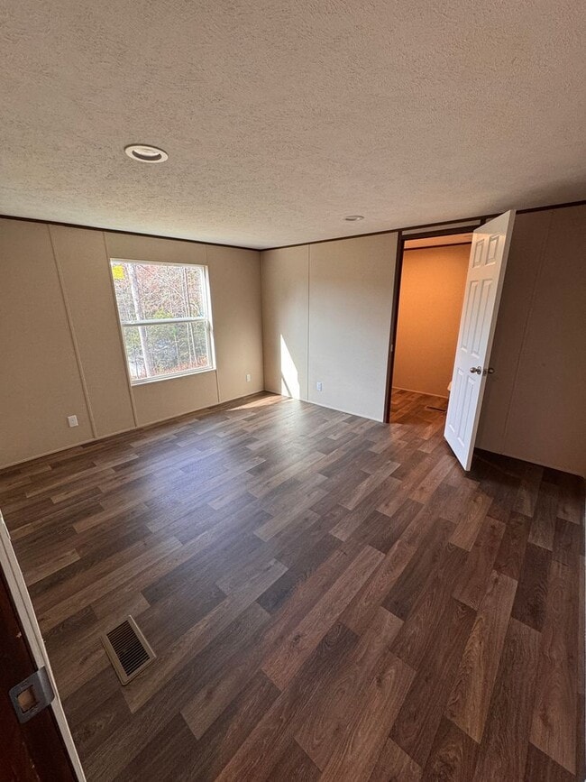 Building Photo - Energy-efficient mobile home for rent