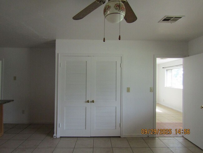 Building Photo - Very nice spacious home! No Carpet! Pet Fr...