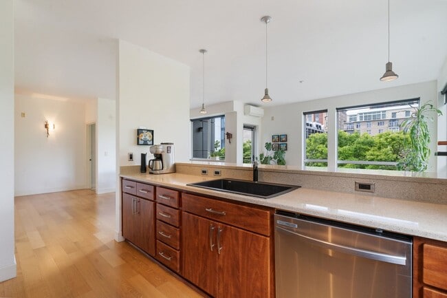 Building Photo - 2 Bed, 2 Bath Bright & Modern Condo in the Pearl District - Now Available!