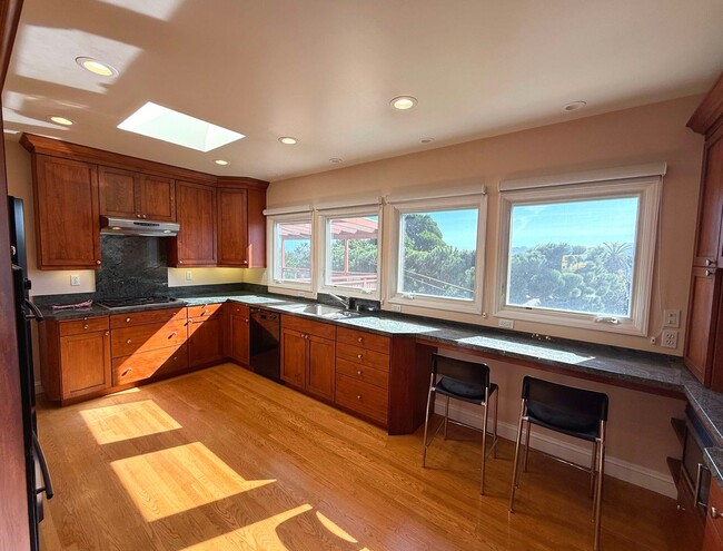 Building Photo - UPDATED BRIGHT 2000sf 4BR/2BA Monterey Hei...