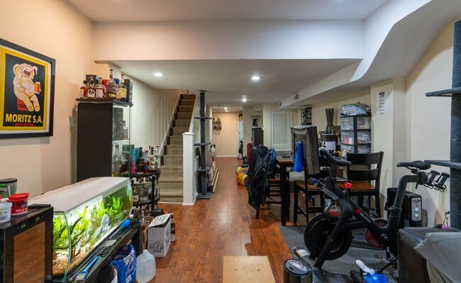 Building Photo - Beautiful 2 bedroom Bi level unit