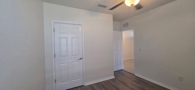 Building Photo - 337 SW 30th Ave