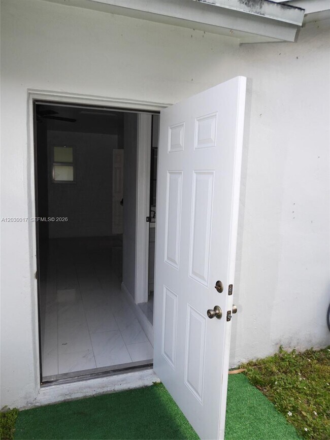 Building Photo - 9331 NW 33rd Manor
