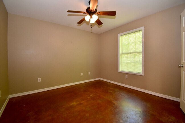 Building Photo - 3 Bedrooms, 3 Bathrooms, & Close to Campus...