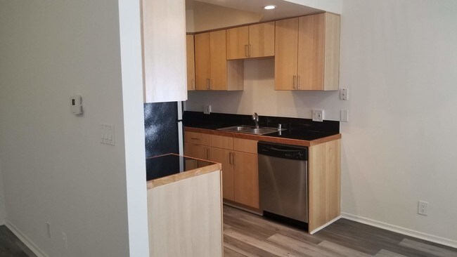 Building Photo - 5302 Comercio Ln