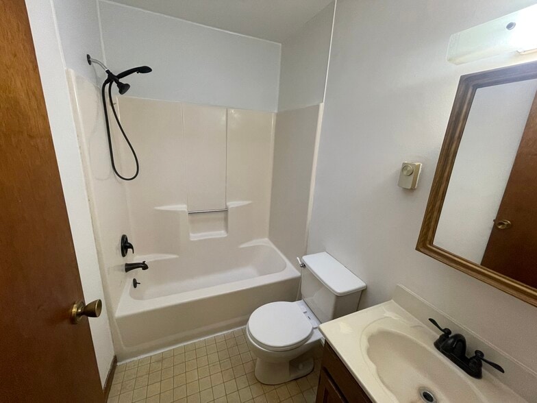 Full bath - 223 Oakwood Ave